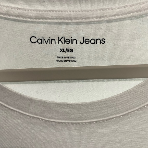 Calvin Klein XL T-shirt. NEW - Picture 2 of 4